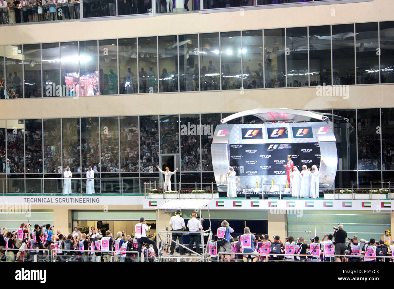 Piloti di Formula Uno e gli ospiti miling al Grand stand durante il Gran Premio di Abu Dhabi final Foto Stock