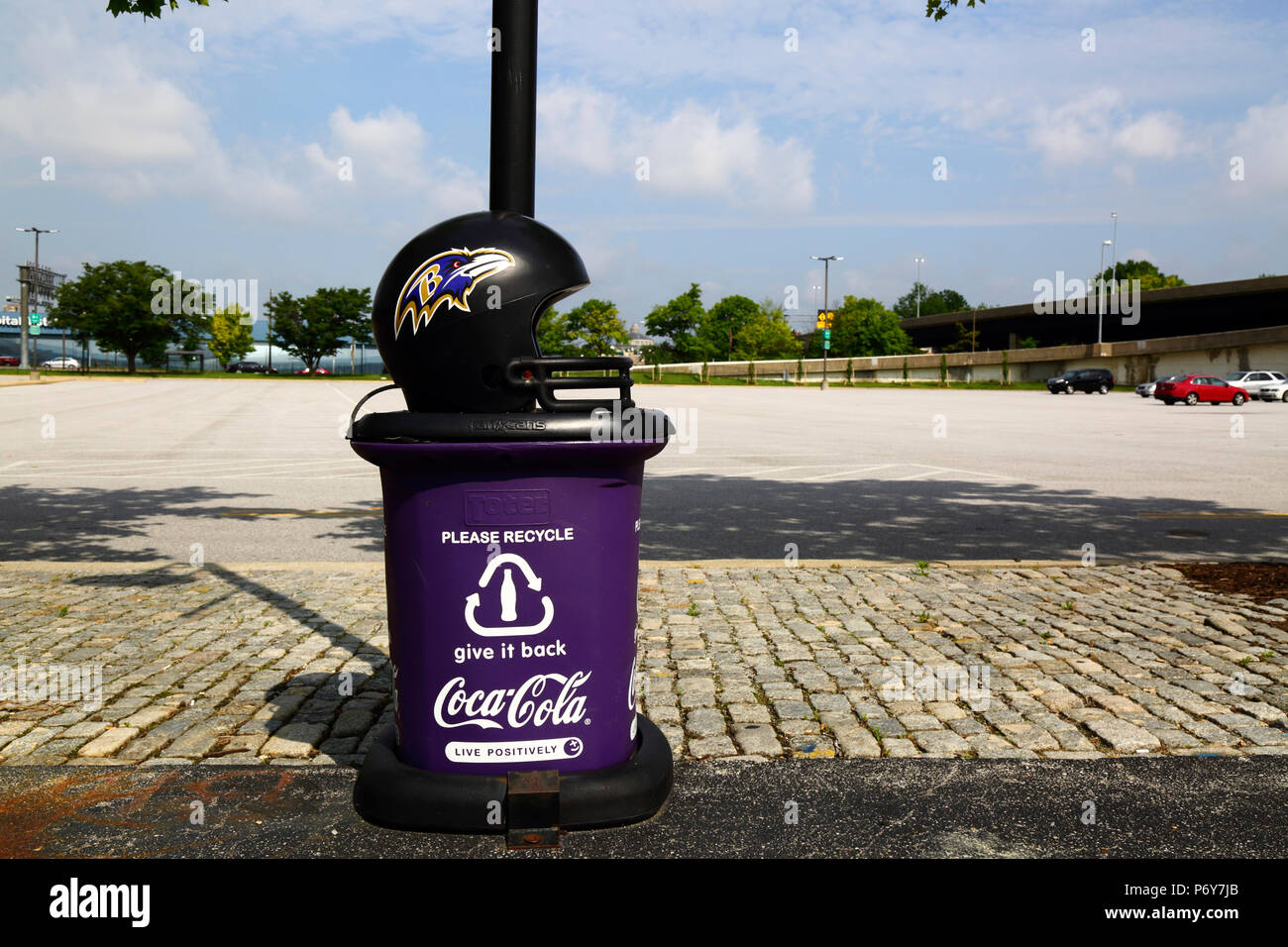 Nel cestino di riciclaggio di bottiglie al di fuori di M&T Stadium di Baltimore Ravens team badge e casco, Camden Yards, Baltimore, Stati Uniti d'America Foto Stock
