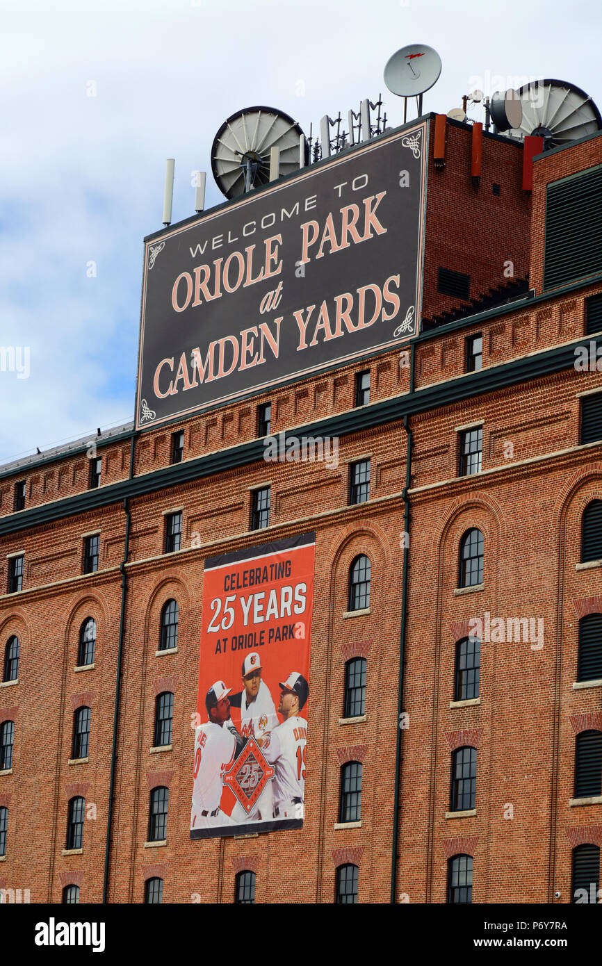 Banner che celebra i 25 anni della squadra di baseball Baltimore Orioles all'Oriole Park, Camden Yards, Baltimora, Maryland, USA Foto Stock
