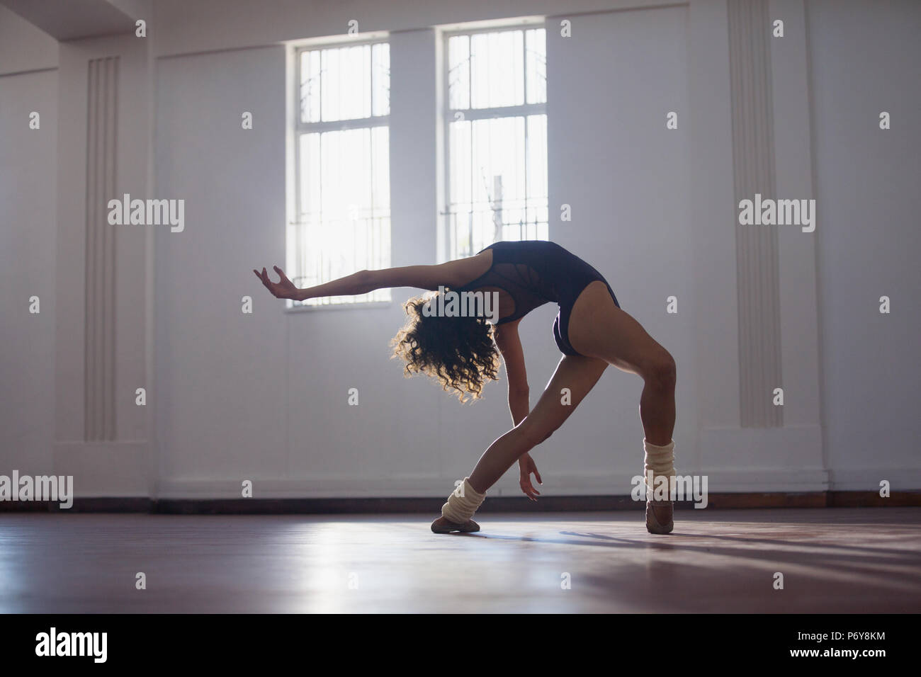 Grazioso, flessibilità giovane ballerino femmina la pratica in studio di danza Foto Stock