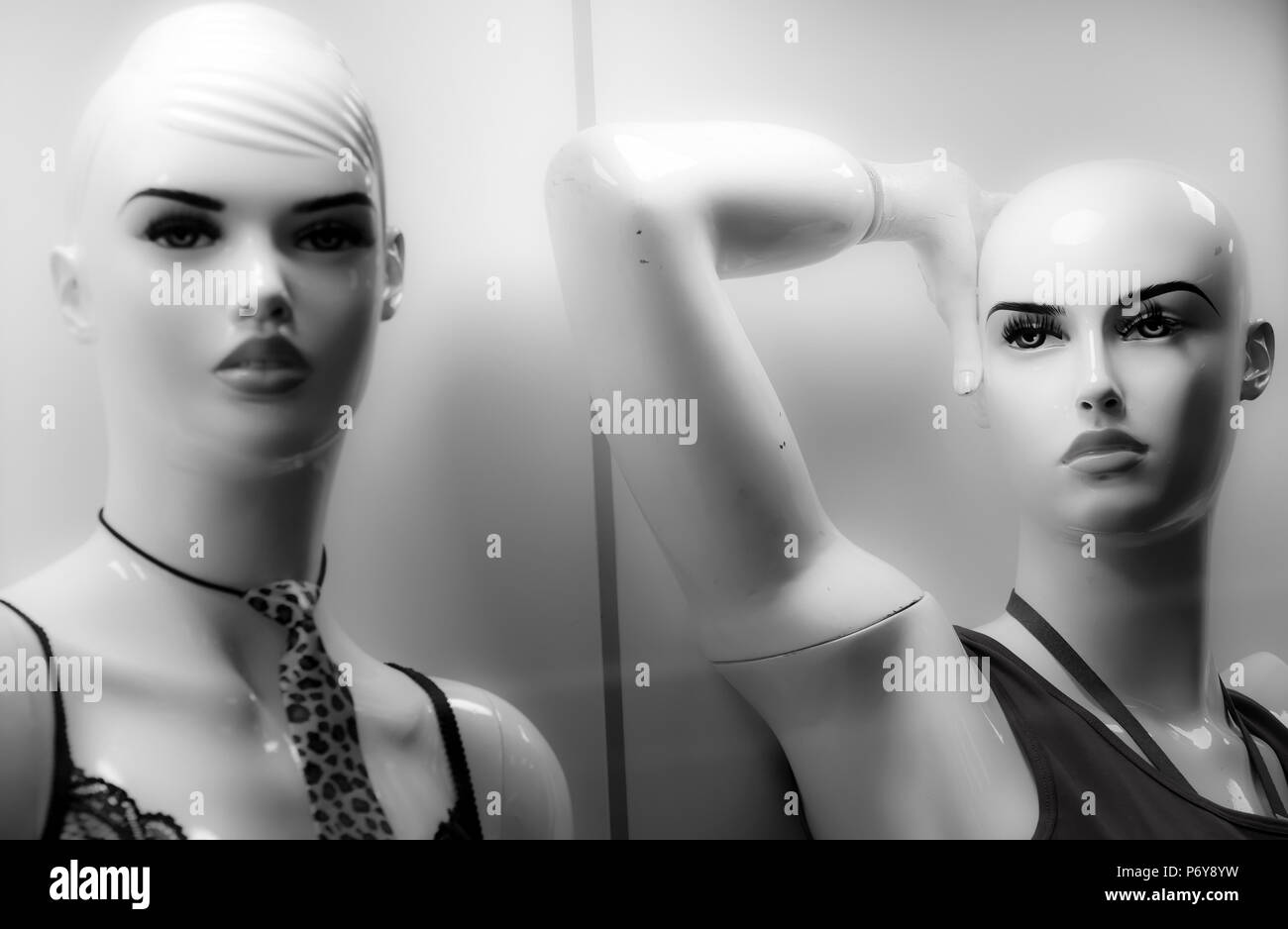In prossimità dei due manichini femmina visualizzato n la vetrina del negozio in bianco e nero Foto Stock