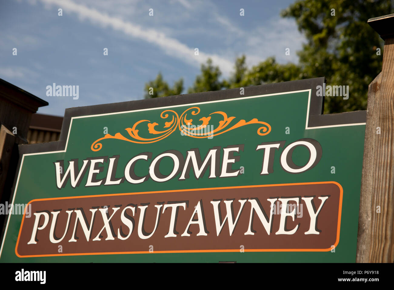 Segno di benvenuto per Punxsutawney, Pennsylvania, casa di Punxsutawney Phil, Groundhogs giorno ufficiale prognosticator peloso, sulla soleggiata giornata estiva. Foto Stock