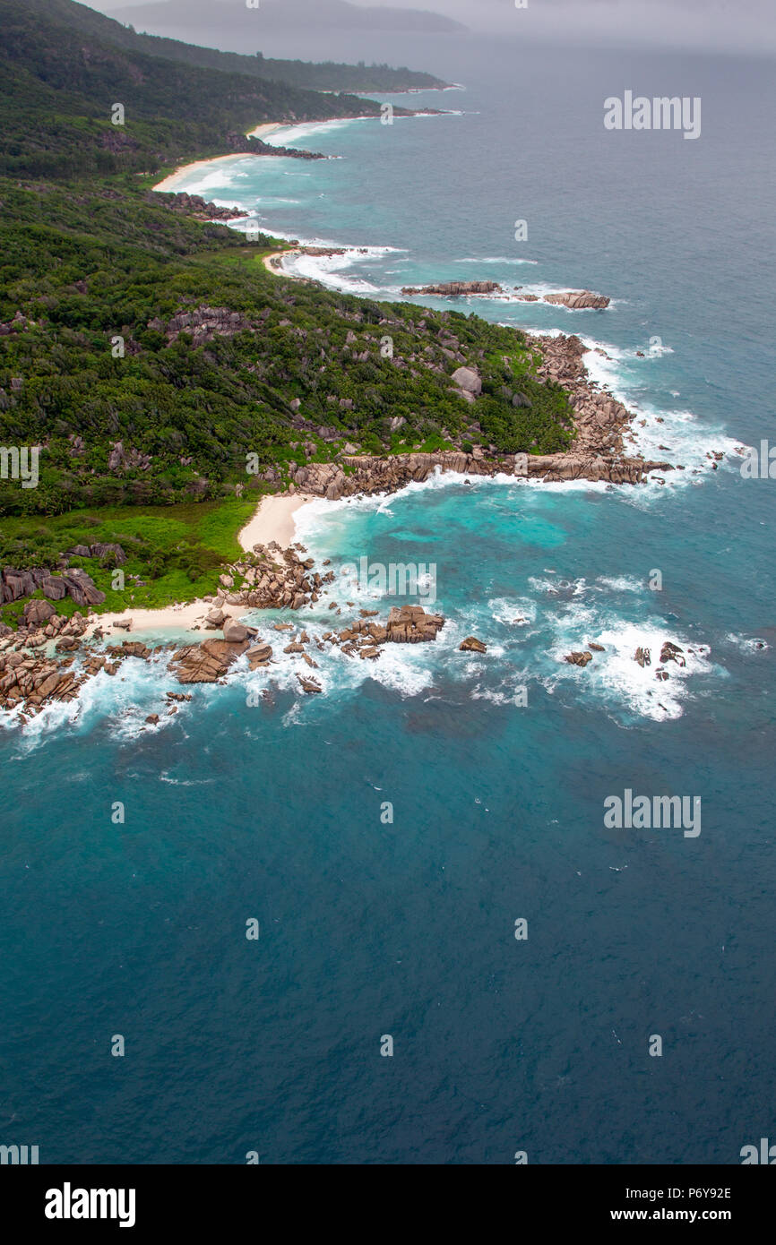 Vista aerea della costa sud di La Digue, Seicelle nell'Oceano Indiano. Foto Stock