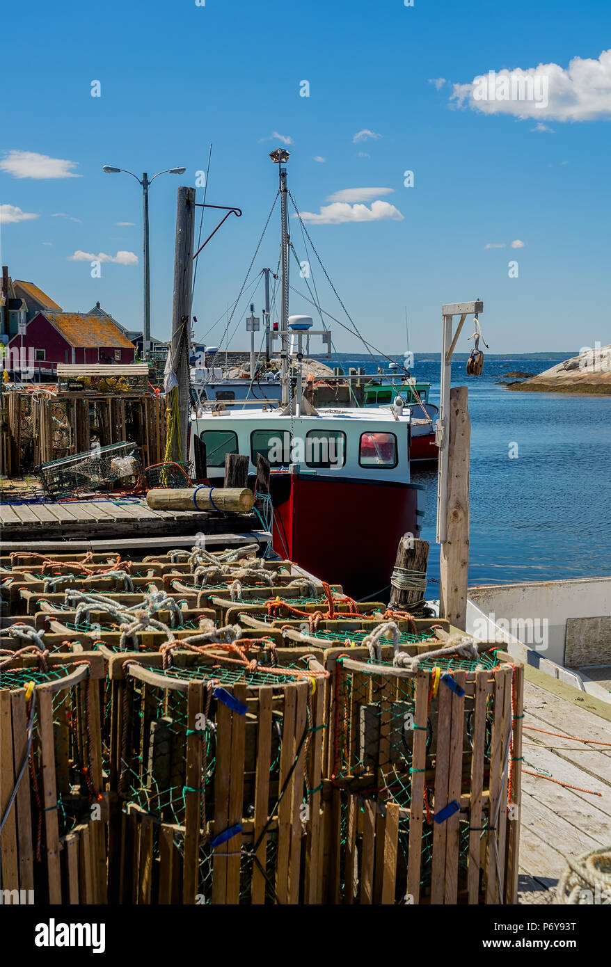 Le trappole a base di aragosta e barche da pesca al pontile di Peggy's Cove, Nova Scotia, Canada. Foto Stock