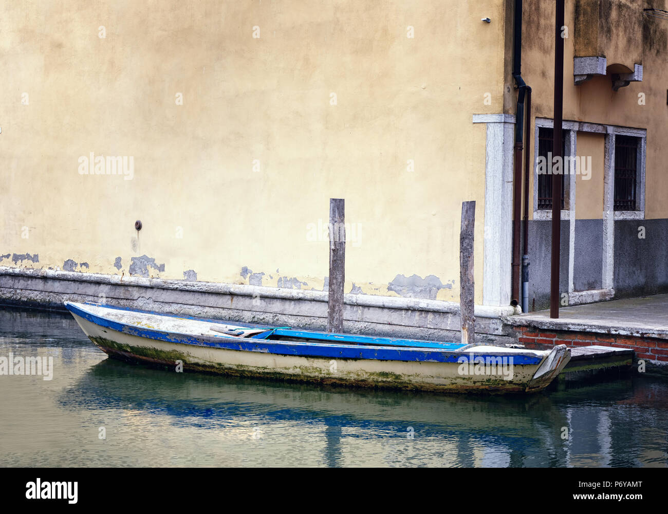 Vintage di piccole imbarcazioni nella città Chioggia Venezia Italia Foto Stock