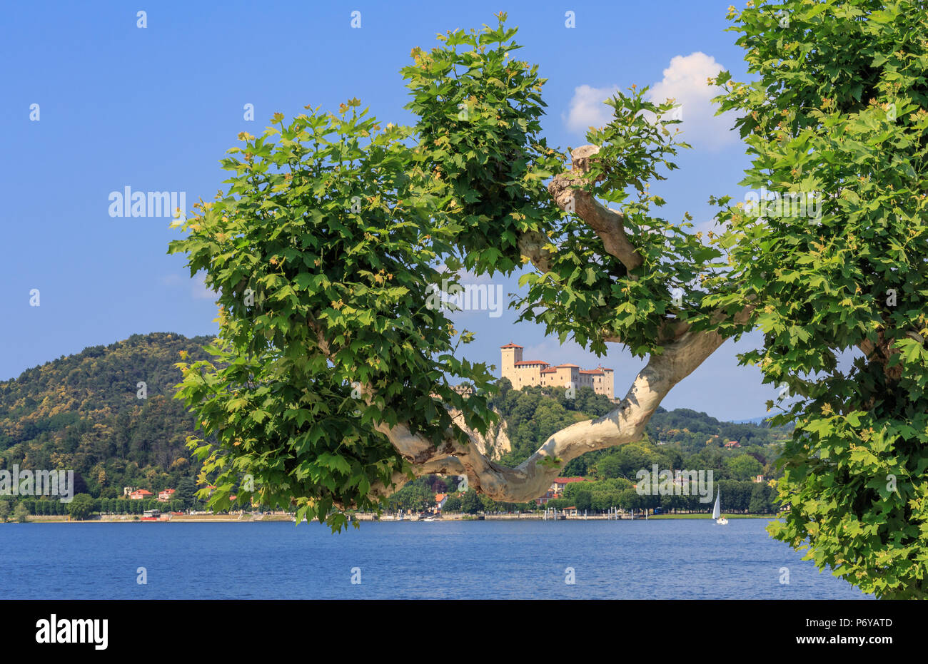 Vista incorniciata da Arona la Rocca di Angera sul Lago Maggiore Foto Stock