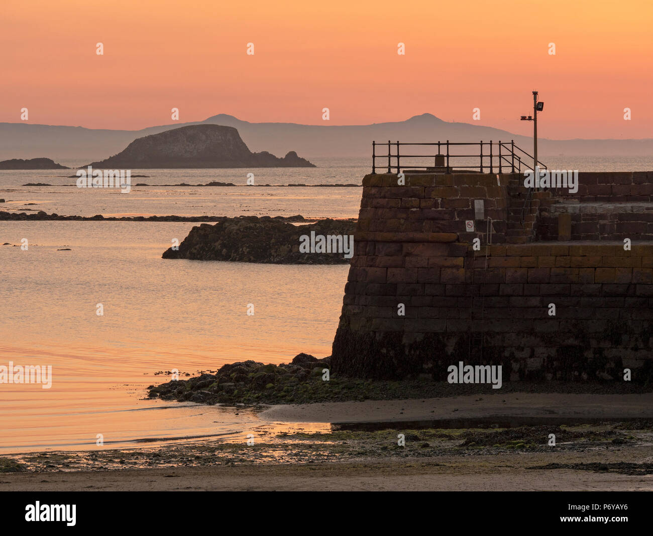 Tramonto sul Firth of Forth da North Berwick Harbour, East Lothian, Scozia, Regno Unito Foto Stock