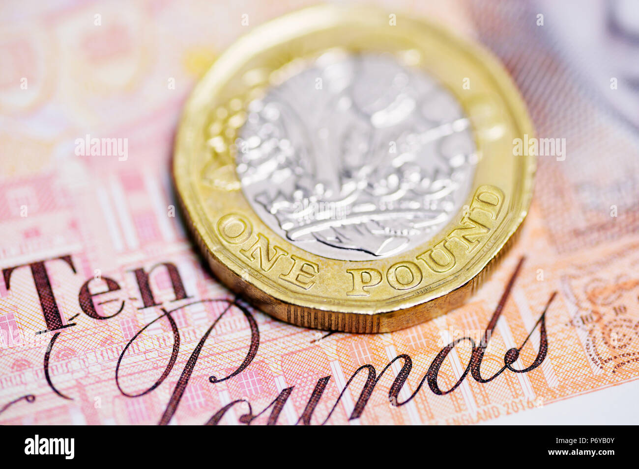 Pound Coin su dieci Pound nota, Close Up Foto Stock