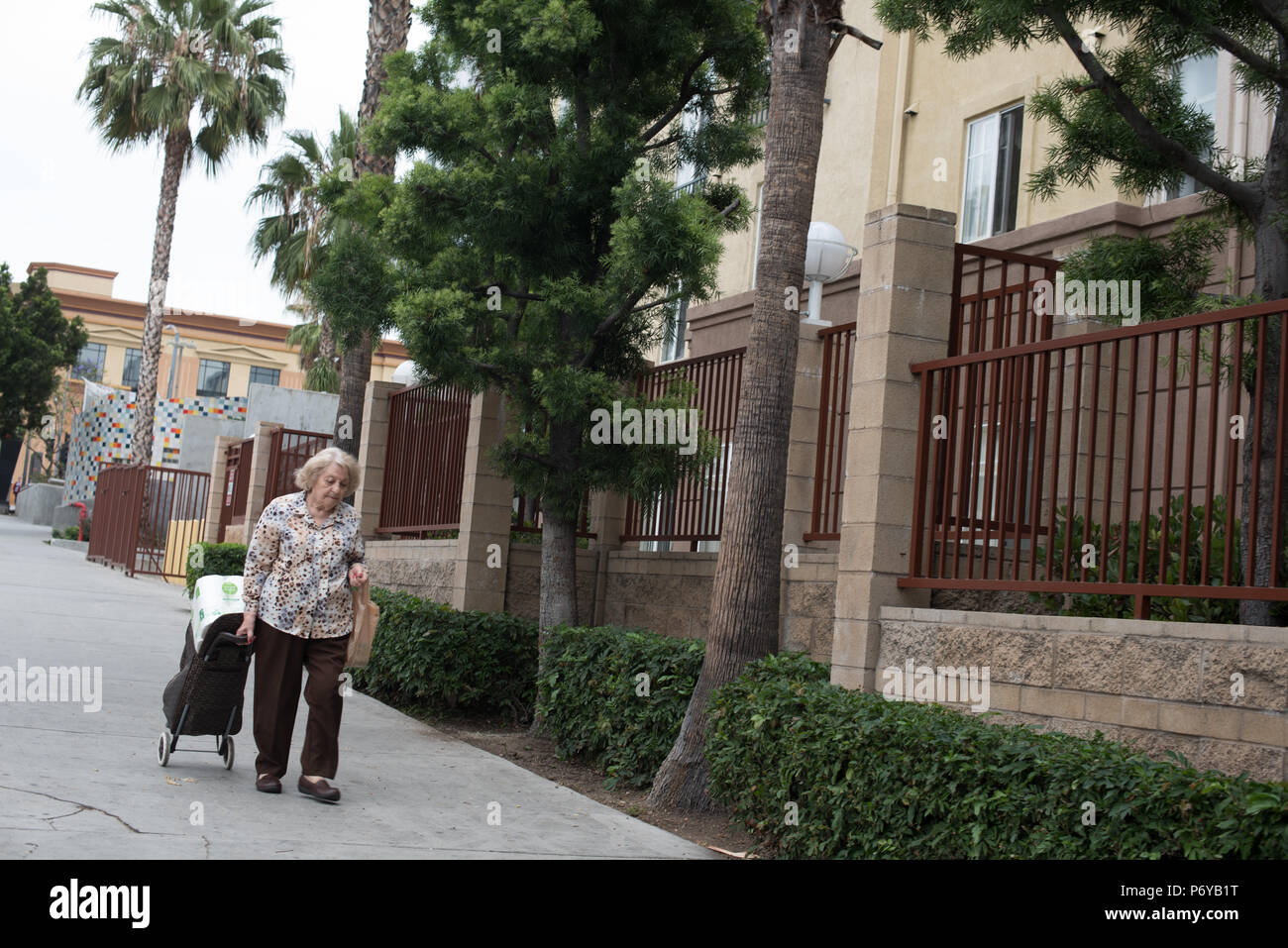 Los Angeles, Stati Uniti d'America - 29 Giugno: casuale non identificato le persone nelle strade del centro cittadino di Los Angeles, CA il 29 giugno 2018. Foto Stock