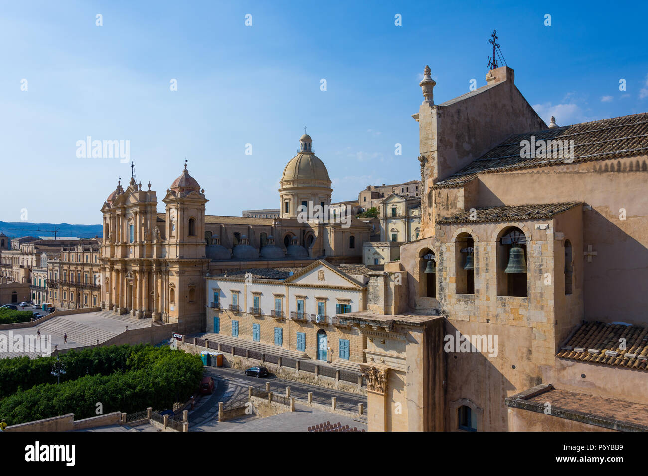 Vista della cattedrale barocca chiesa, simbolo della città, potete anche vedere il 3 campane del Santissimo Salvatore chiesa, Noto, Sicilia Foto Stock