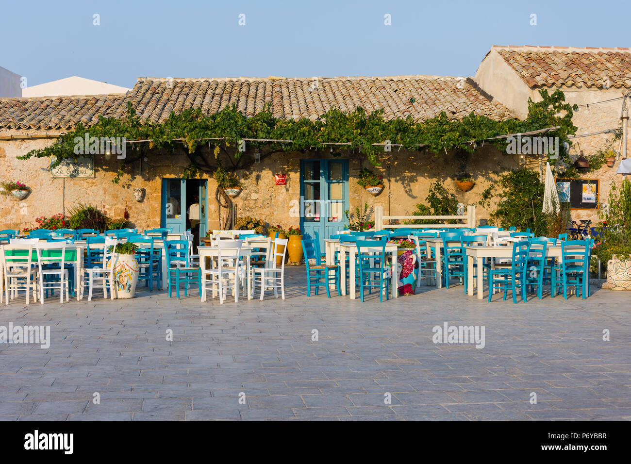 MARZAMEMI, Italia - 19 agosto 2017: Visualizzazione di una tipica casa rustica in Marzamemi, un piccolo villaggio di pescatori nel sud-est della Sicilia e la città principale squa Foto Stock