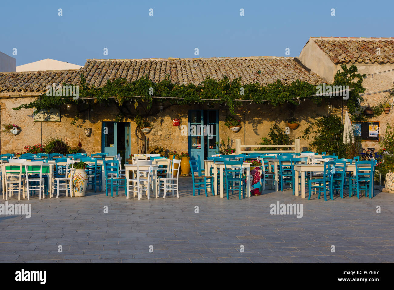 MARZAMEMI, Italia - 19 agosto 2017: Visualizzazione di una tipica casa rustica in Marzamemi, un piccolo villaggio di pescatori nel sud-est della Sicilia e la città principale squa Foto Stock