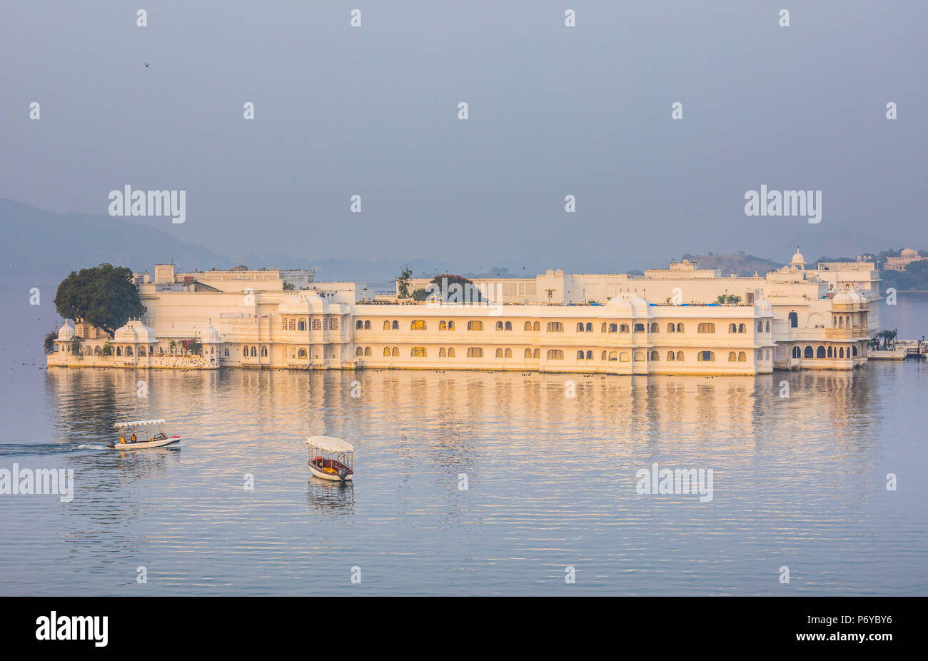 Taj Lake Palace, Lago Pichola, Udaipur, Rajasthan, India Foto Stock