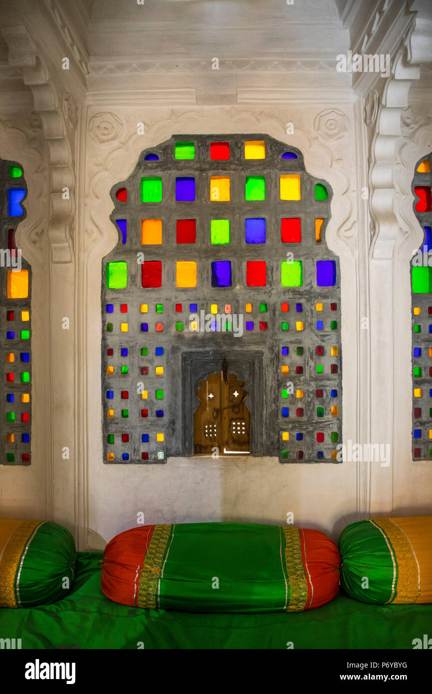 Vetro colorato dettaglio, City Palace di Udaipur, Rajasthan, India Foto Stock