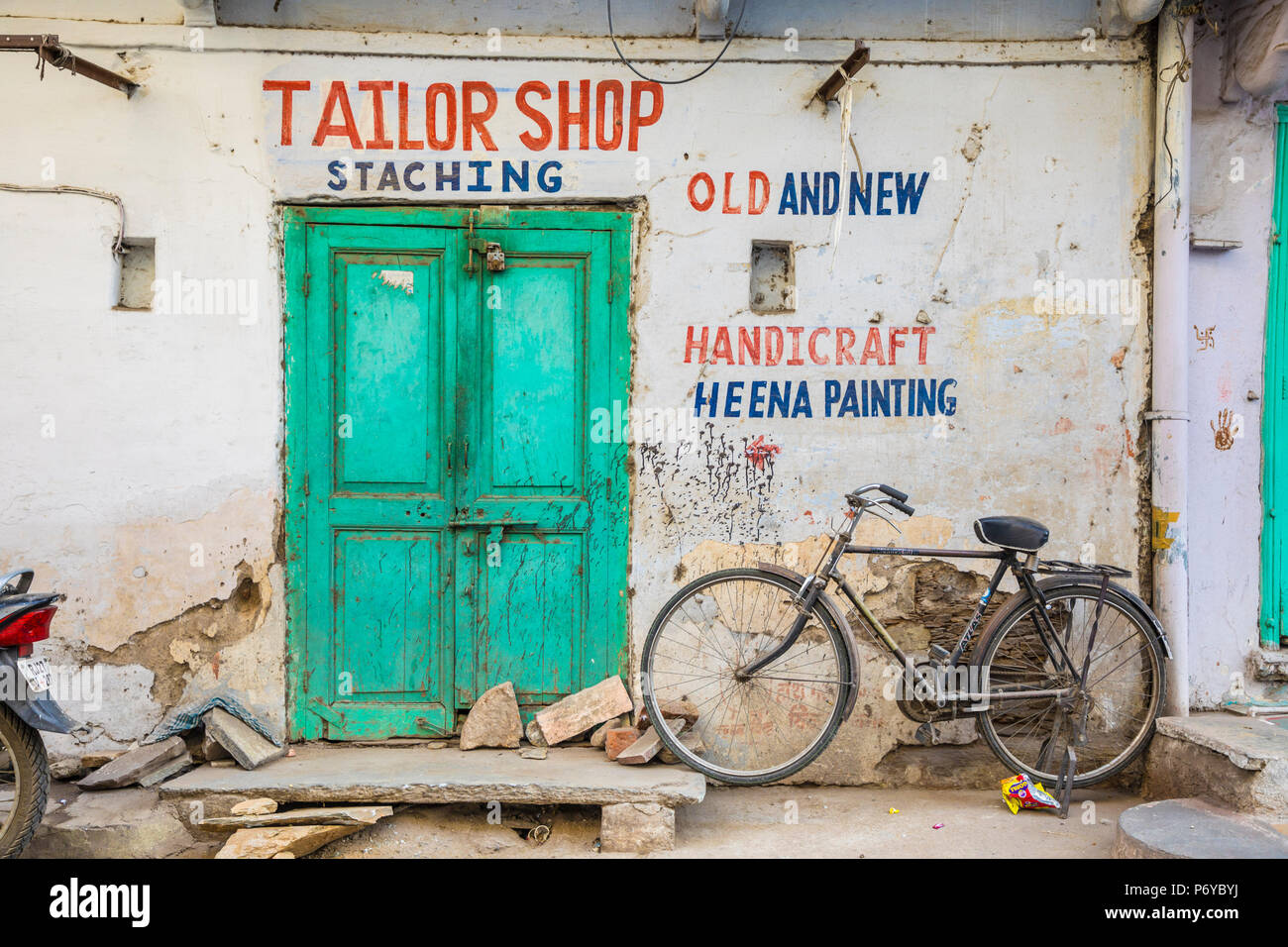 Colouful porta nella città vecchia di Udaipur, Rajasthan, India Foto Stock