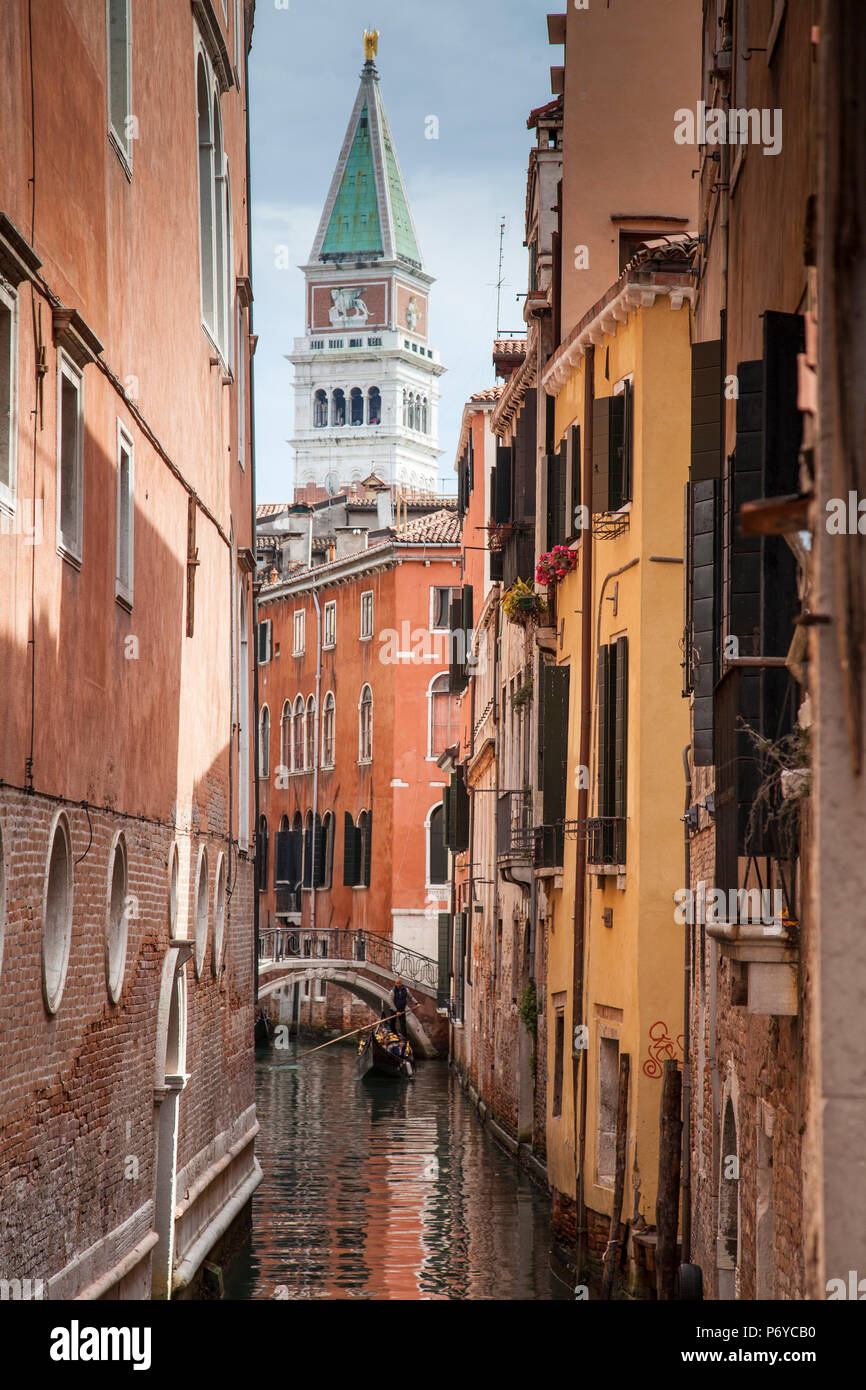 Il campanile e la gondola sul Canal a Venezia, Italia Foto Stock