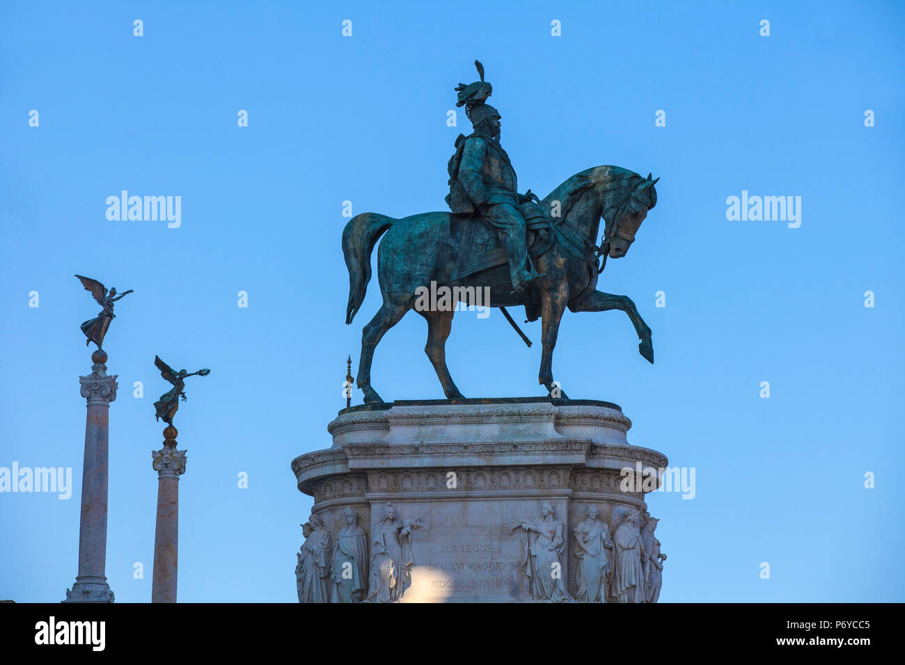 Italia Lazio Roma, statua equestre infront di Vittorio Emanuele II Monumento Foto Stock