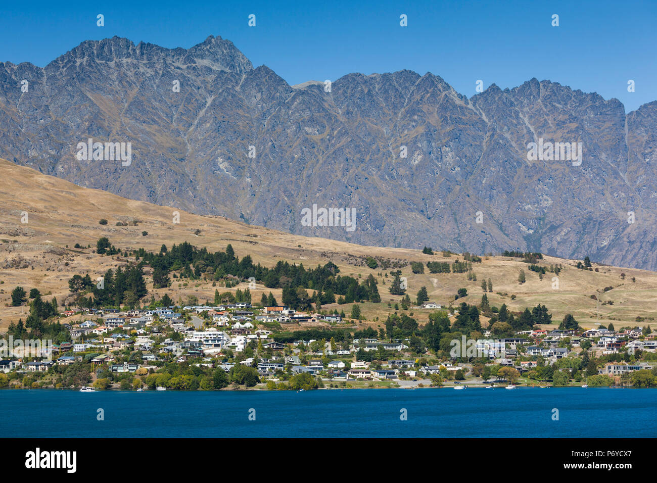 Nuova Zelanda, Isola del Sud, Otago, Queenstown, vista città con il Remarkables Mountains Foto Stock