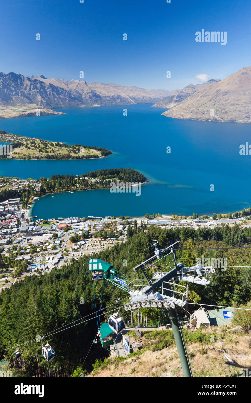Nuova Zelanda, Isola del Sud, Otago, Queenstown, elevati vista città dalla Skyline Gondola deck Foto Stock
