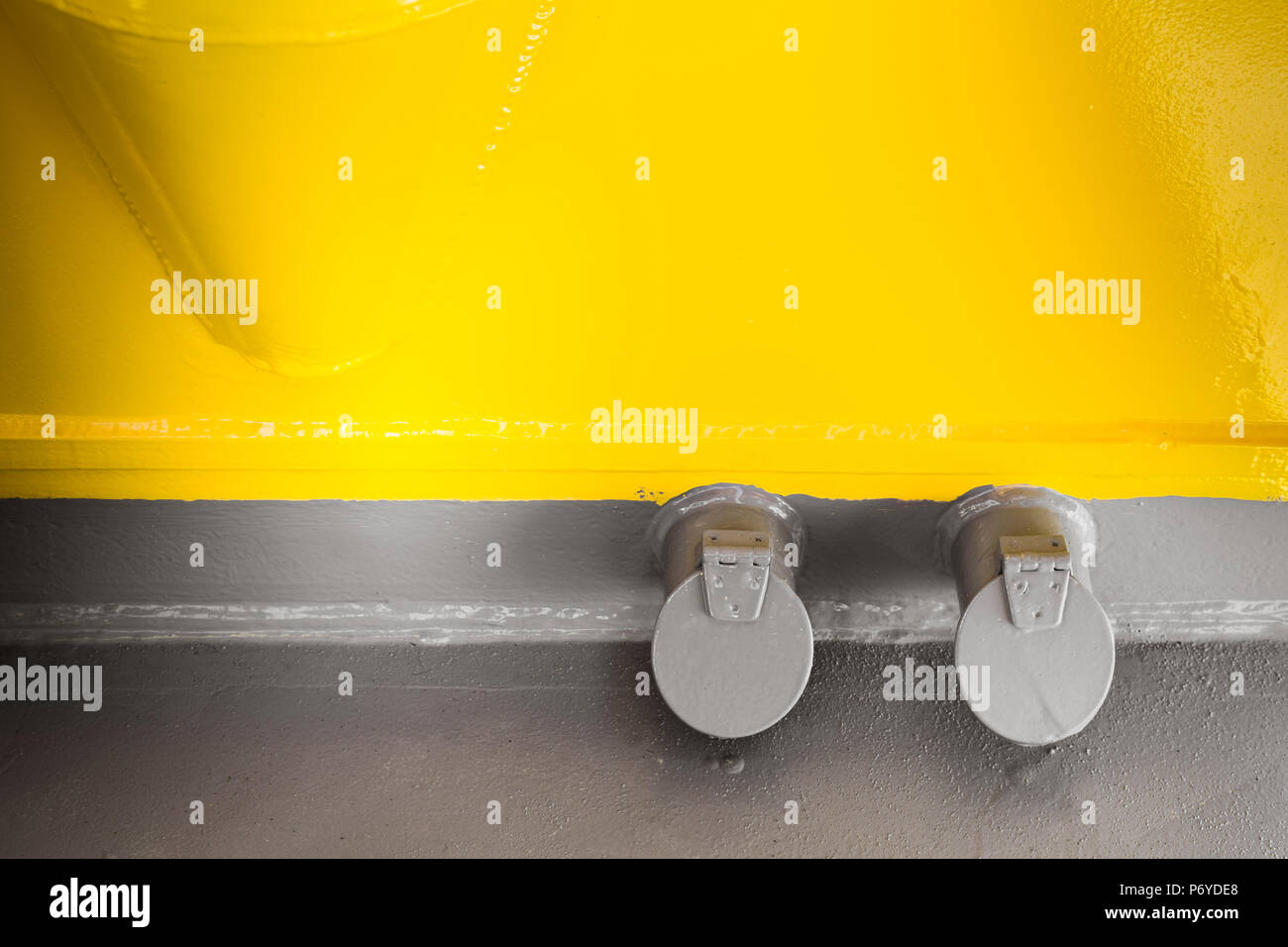 Dettagli da fresco dipinte di giallo e grigio nave Foto Stock