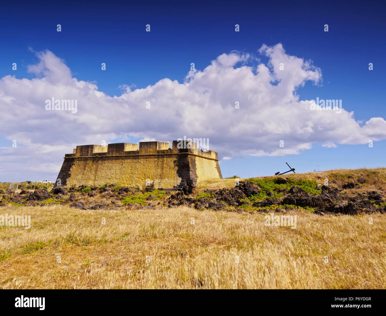 Portogallo Azzorre, Terceira, Praia da Vitoria, vista la Forte de Santa Catarina. Foto Stock