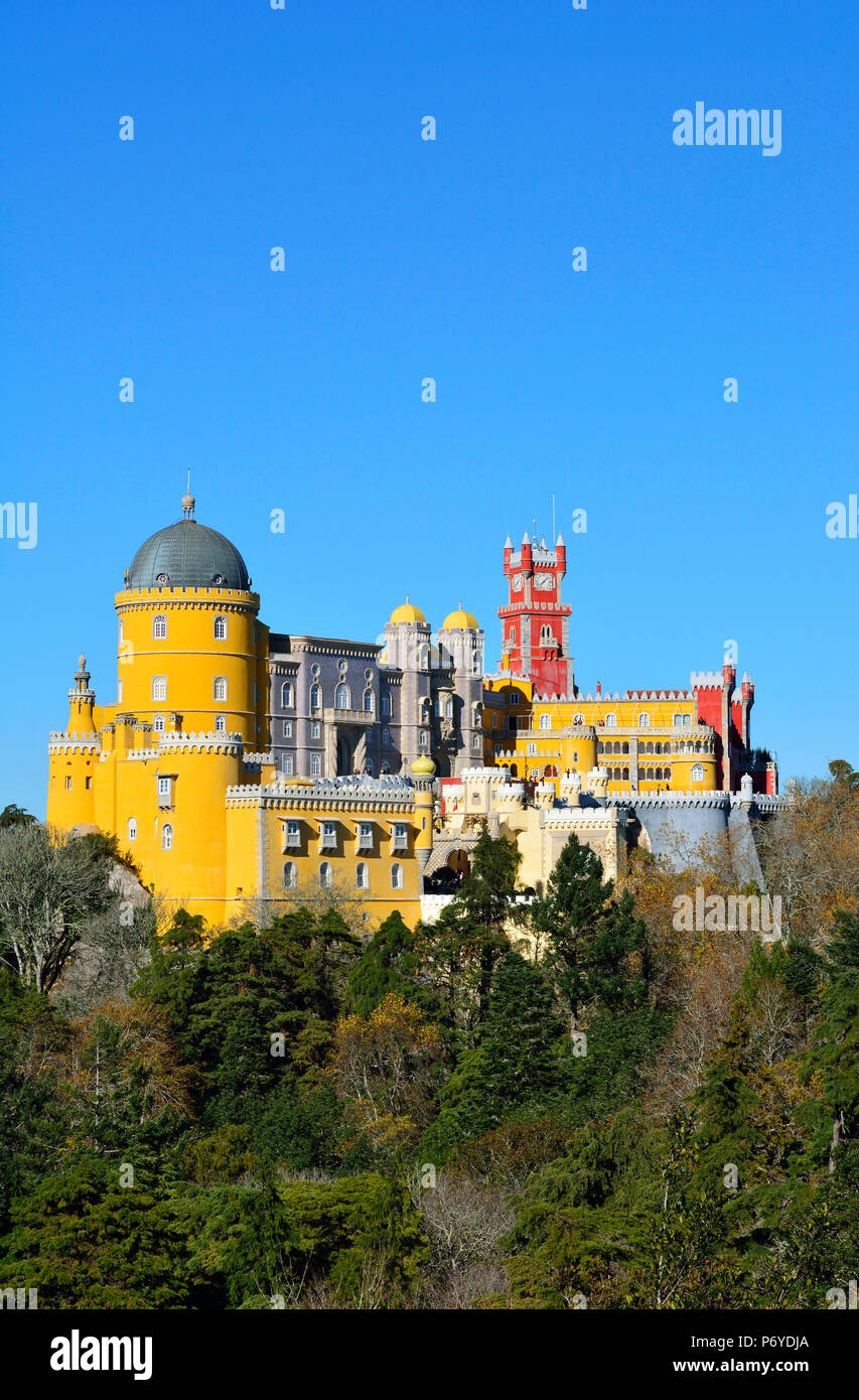 Palacio da Pena, costruita nel XIX secolo nel bosco sopra Sintra. Un sito Patrimonio Mondiale dell'UNESCO. Sintra, Portogallo Foto Stock