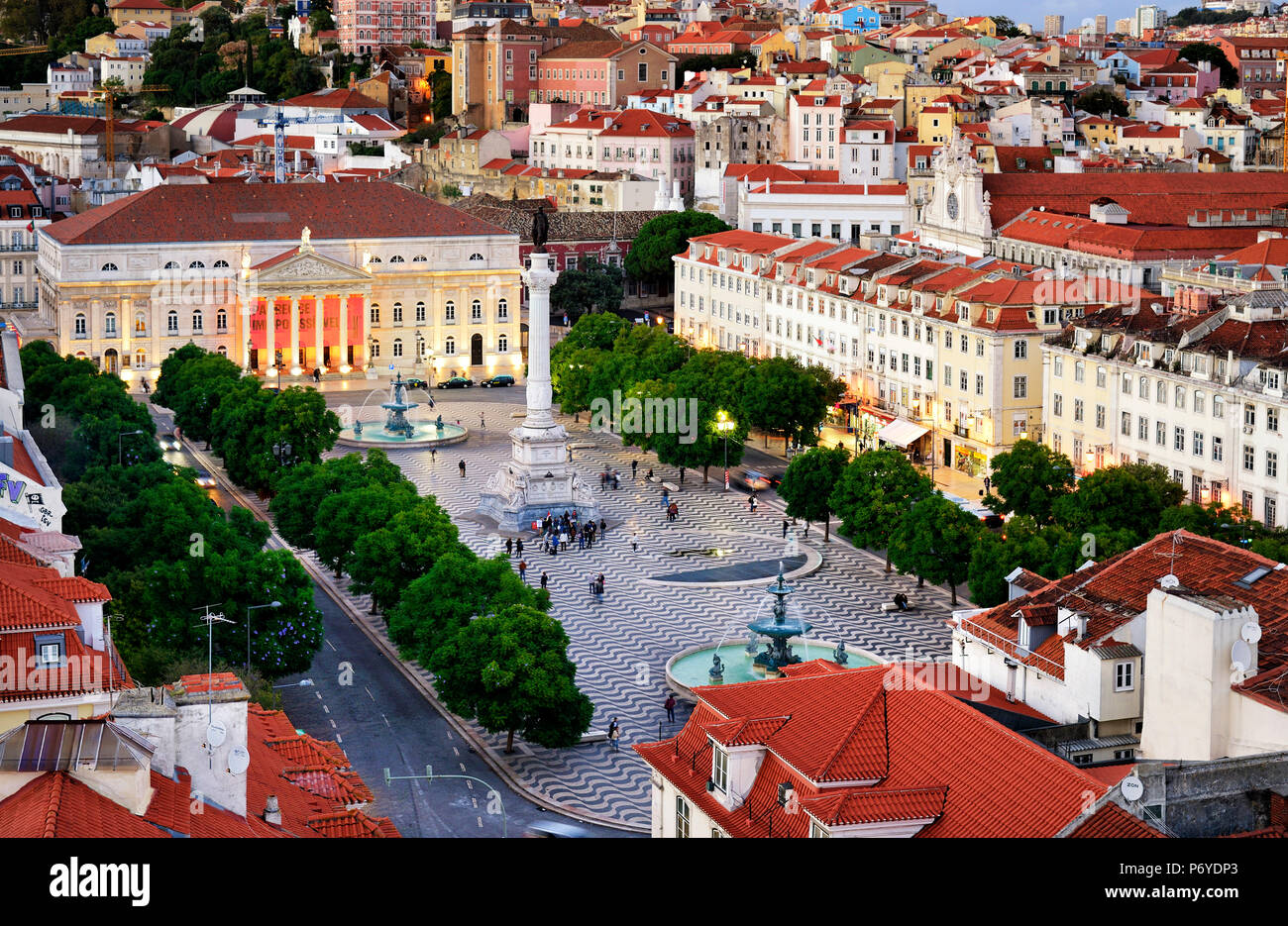Piazza Rossio o Praça Dom Pedro IV, nel cuore del centro storico al crepuscolo. Lisbona, Portogallo Foto Stock