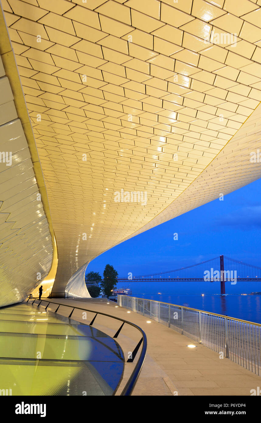 La MAAT (Museo di arte, architettura e tecnologia), confinante con il fiume Tago, è stato progettato da architetto britannico Amanda Levete. Lisbona, Portogallo Foto Stock