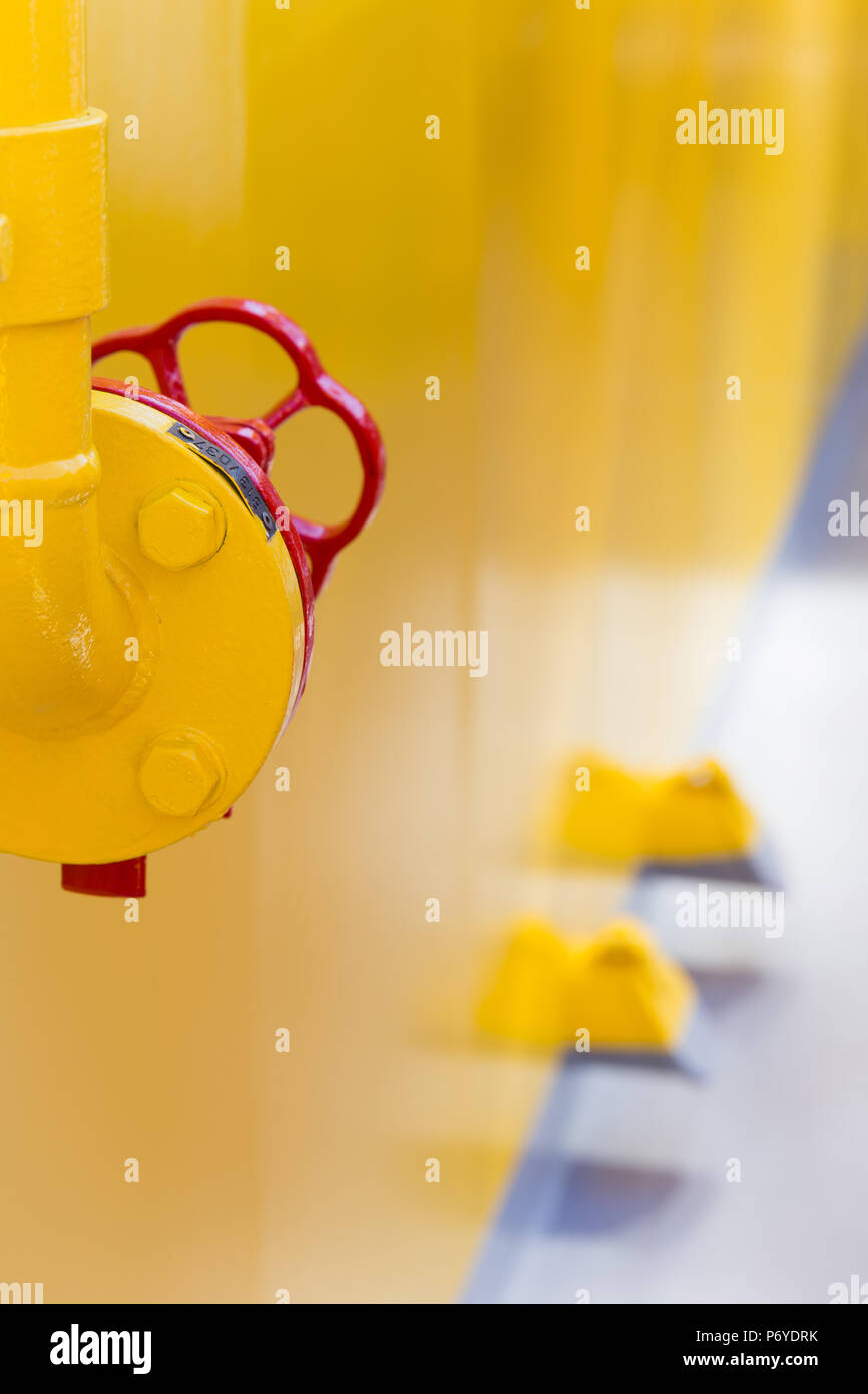 Parte della maniglia rossa e due bocche in fresco dipinte di giallo nave in presenza di intensa luce solare Foto Stock