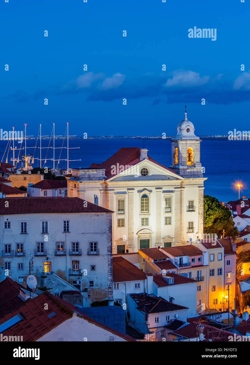 Il Portogallo, Lisbona, Miradouro das Portas do Sol, crepuscolo vista verso la Chiesa di Santo Estevao. Foto Stock
