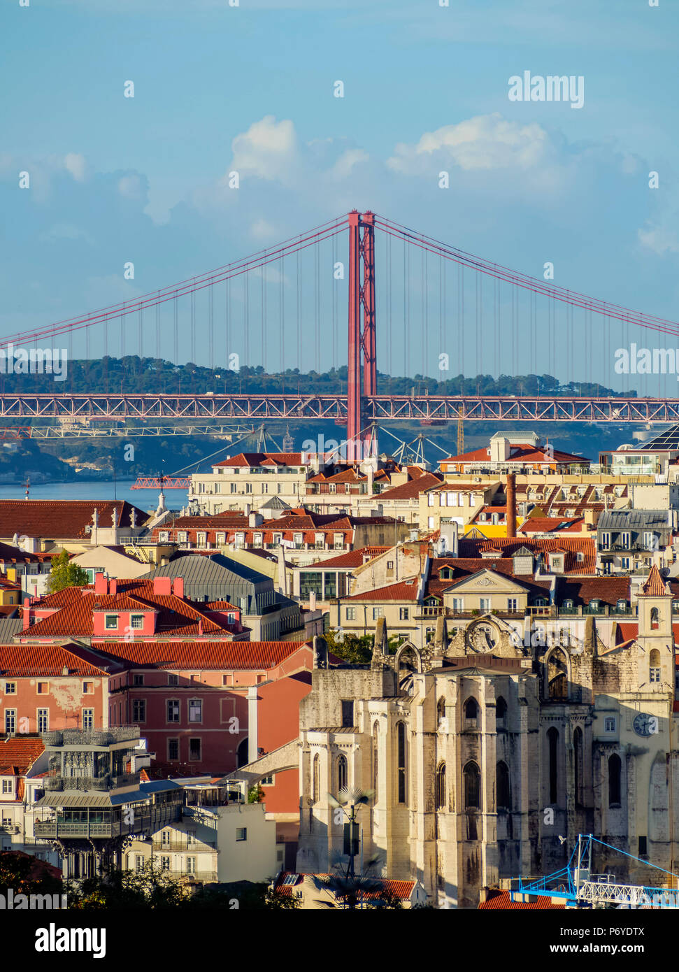 Il Portogallo, Lisbona, Miradouro da Graca, vista verso il Carmo convento e il 25 de Abril Bridge. Foto Stock