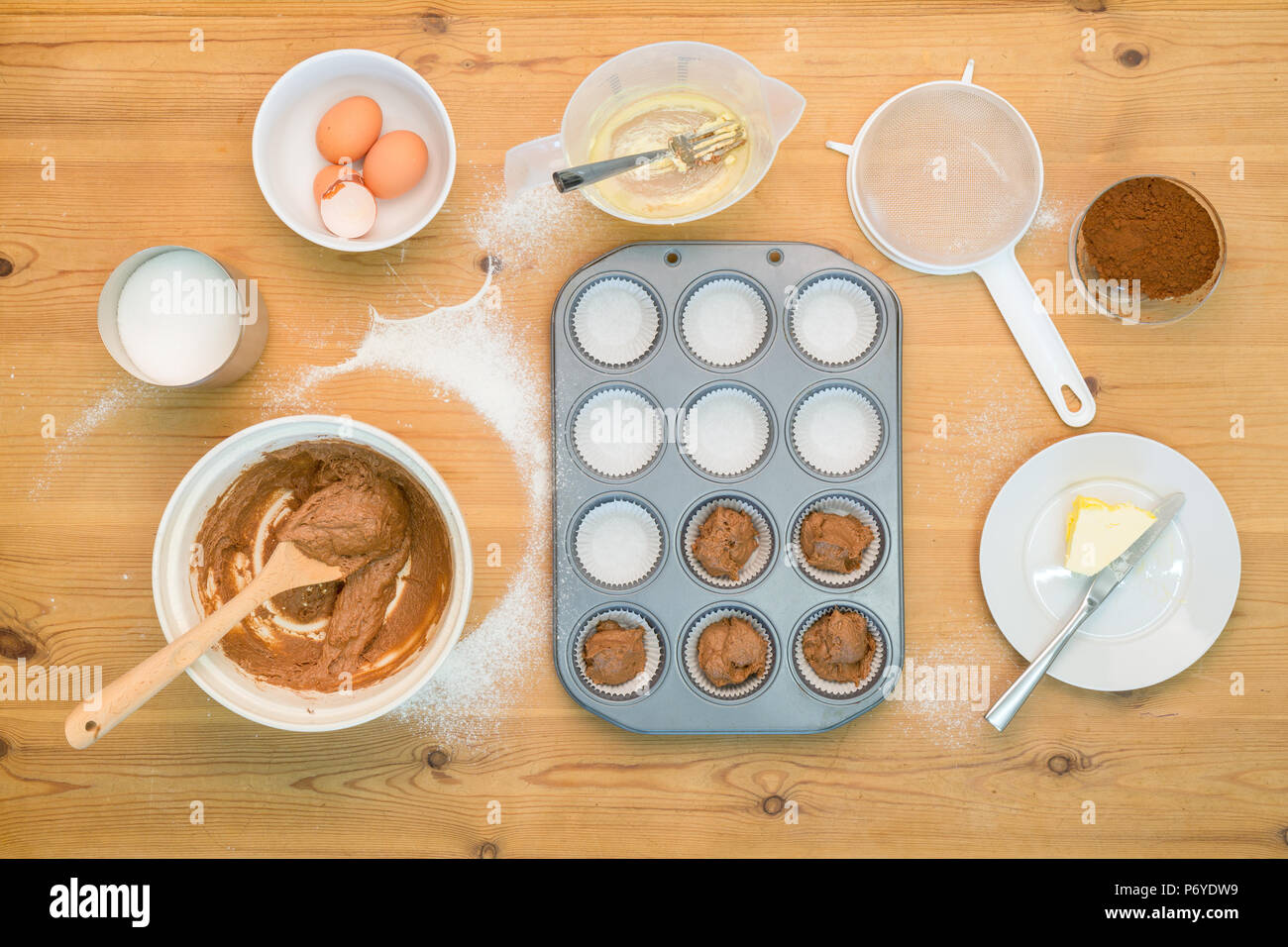 Tettuccio piatto disposizione laici di Cup Cake rendendo miscela e apparecchiature su un tavolo da cucina. Foto Stock