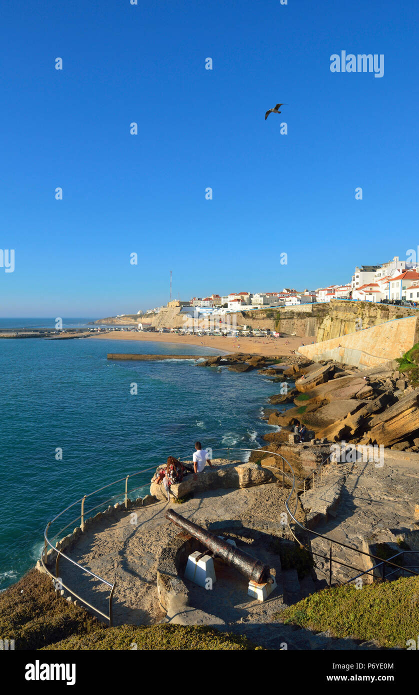 Il villaggio di Ericeira affacciato sull'Oceano Atlantico. Portogallo (MR) Foto Stock