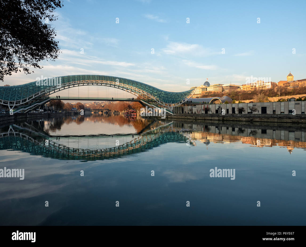 Ponte di Pace sul fiume Kura, Tbilisi, Georgia Foto Stock