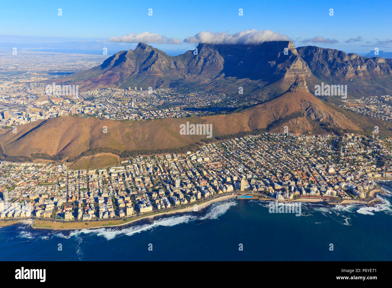 Sud Africa, Western Cape, Cape Town, Vista Aerea di Città del Capo e di Table Mountain Foto Stock