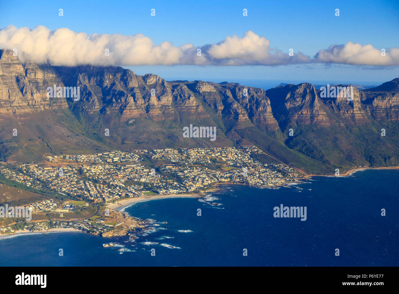 Sud Africa, Western Cape, Cape Town, Vista Aerea di Città del Capo e di Table Mountain Foto Stock