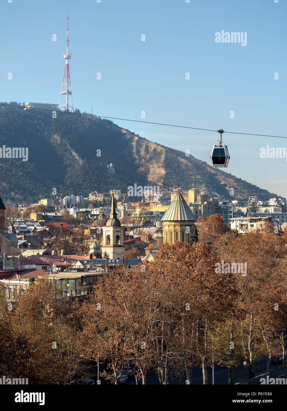 Paesaggio urbano di Tbilisi e la funivia, Georgia Foto Stock