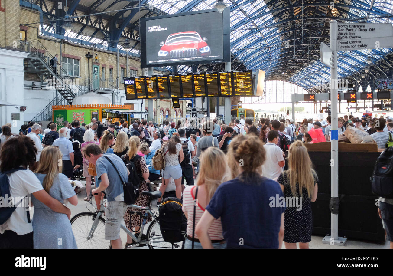 Brighton Regno Unito 2 Luglio 2018 - I passeggeri in attesa presso la stazione di Brighton come lunghi ritardi sono stati causati da problemi di segnale Brighton a Londra la linea Foto Stock