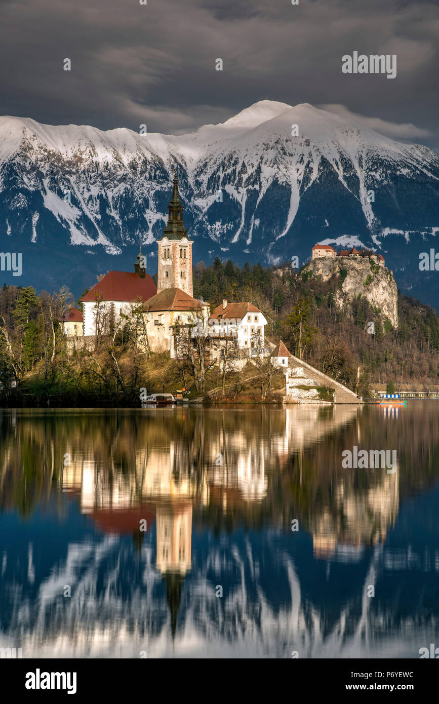 Pomeriggio di luce solare su chiesa dell Assunzione di Maria, il lago di Bled e Alta Carniola, Slovenia Foto Stock