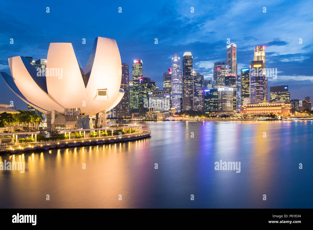 Singapore Repubblica di Singapore, Sud-est asiatico. Il ArtScience museum e la città di grattacieli al crepuscolo. Foto Stock