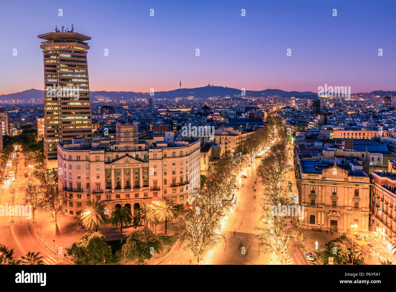 Skyline della città e la rambla pedonale e commerciale di Barcellona, in Catalogna, Spagna Foto Stock