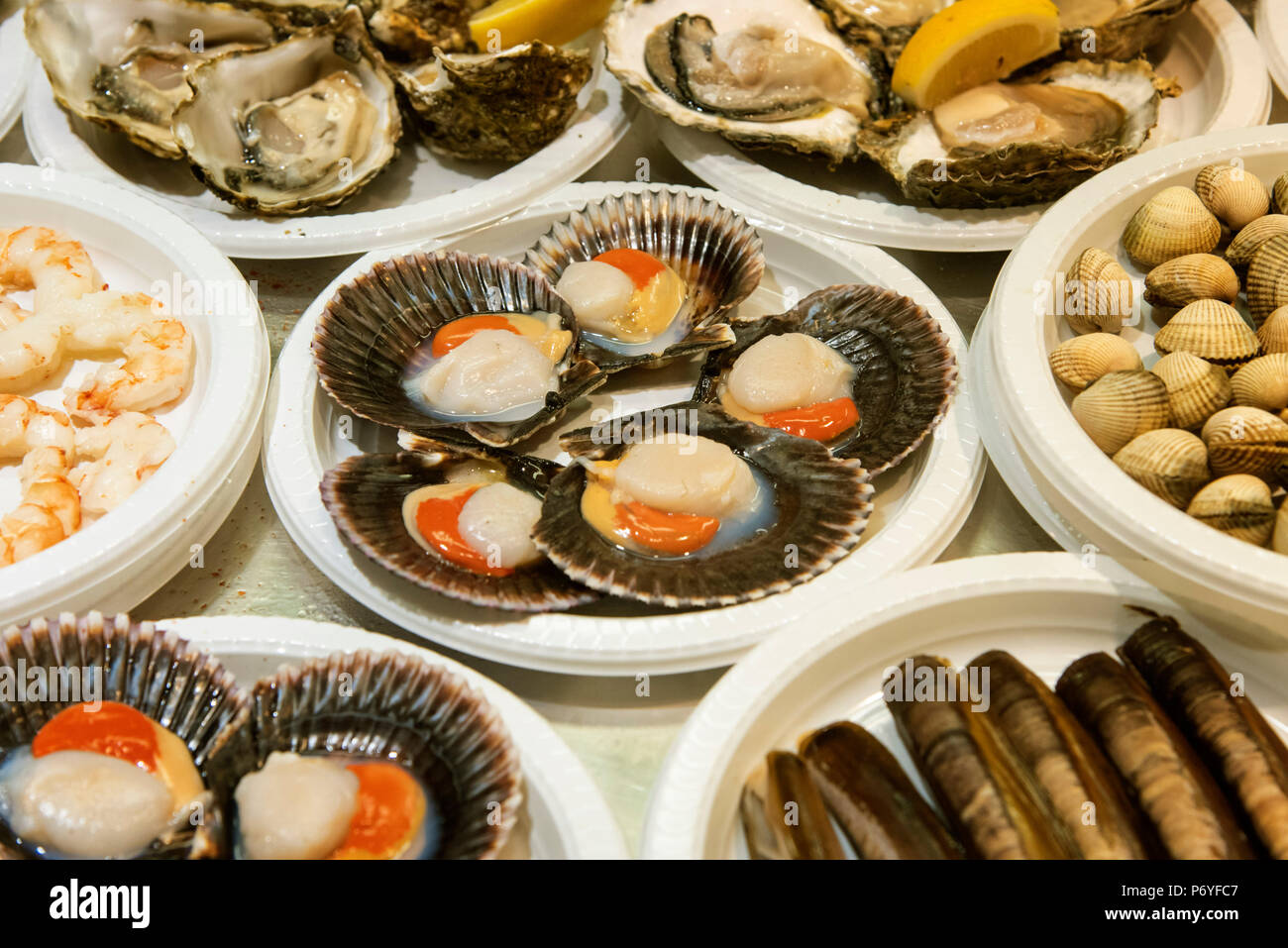 Conchiglie e molluschi. Le tapas nel Mercado de San Miguel (cibo e tapas mercato), Madrid, Spagna Foto Stock