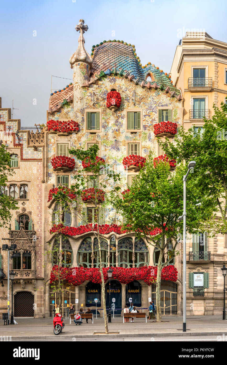 Casa Batllo adornata con rose per celebrare La Diada de Sant Jordi o il giorno di Sant Jordi, patrono della Catalogna (23 Aprile), Barcellona, in Catalogna, Spagna Foto Stock