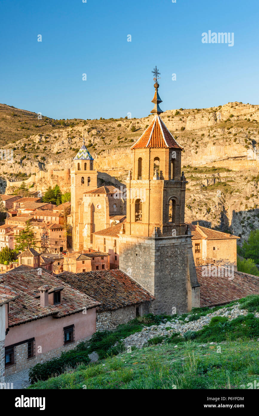 Chiesa di Santiago e Cattedrale di sfondo, Albarracin, Aragona, Spagna Foto Stock