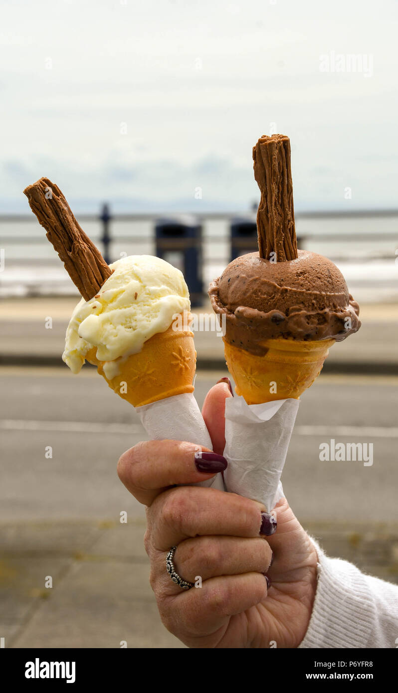 Vista ravvicinata di vaniglia e choclolate coni gelato con un inserto di cioccolato Foto Stock