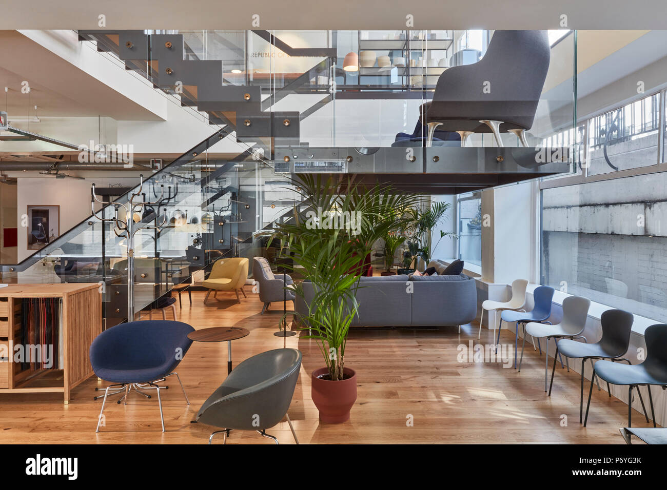 Showroom con scalinata vista. Fritz Hansen, Londra, Regno Unito. Architetto: N/A, 2018. Foto Stock