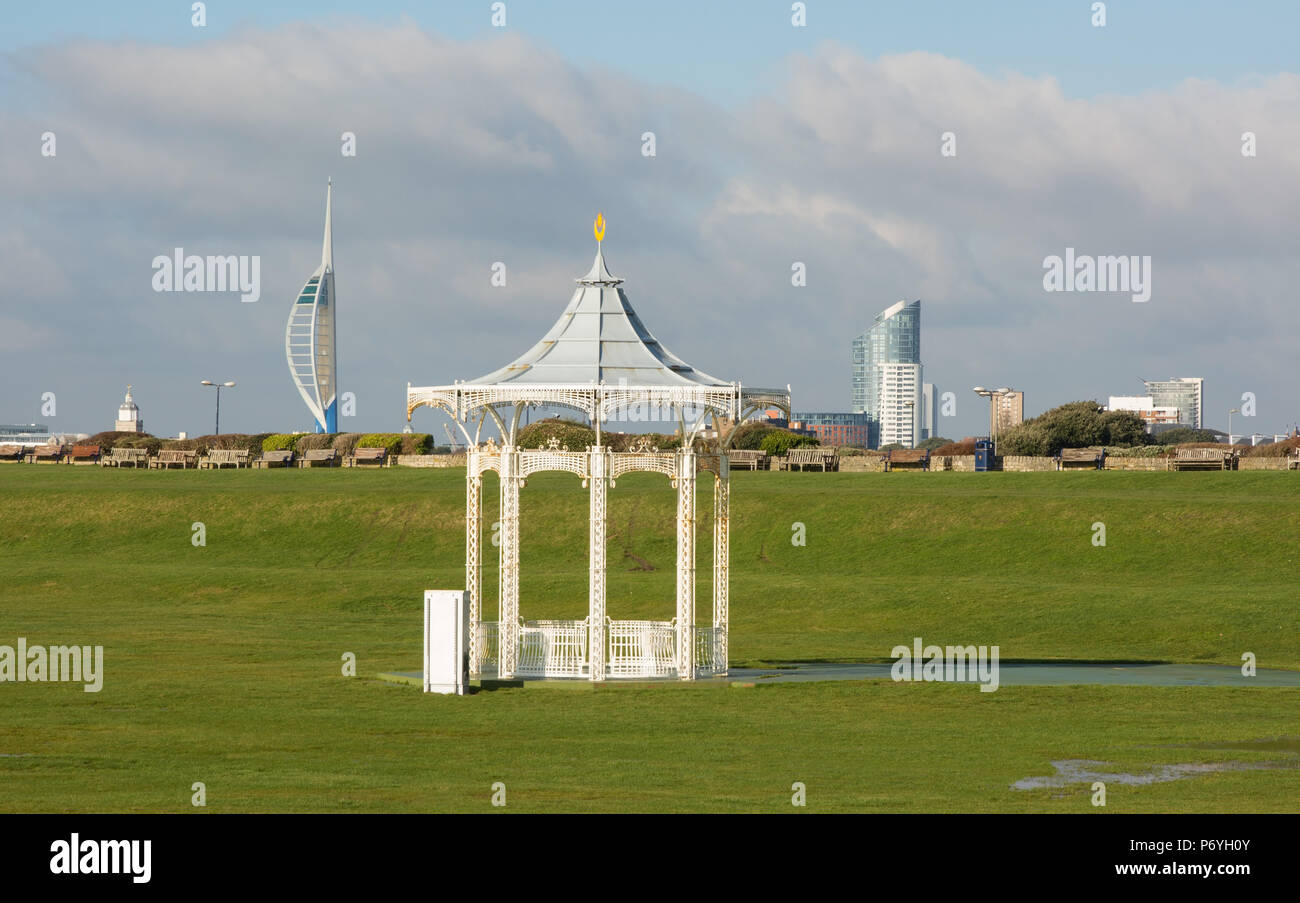 Bandstand sul verde al lungomare di Southsea, Portsmouth, Hampshire, Inghilterra. Con Spinnaker Tower in background. Foto Stock