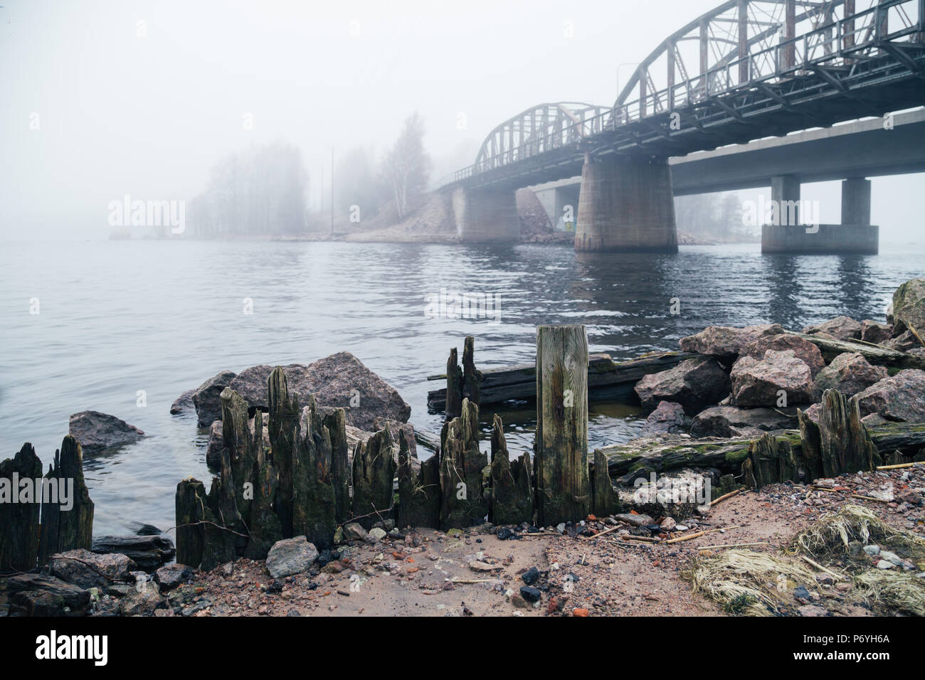 Vecchio, abbandonato ponte ferroviario in misty luce della sera Foto Stock