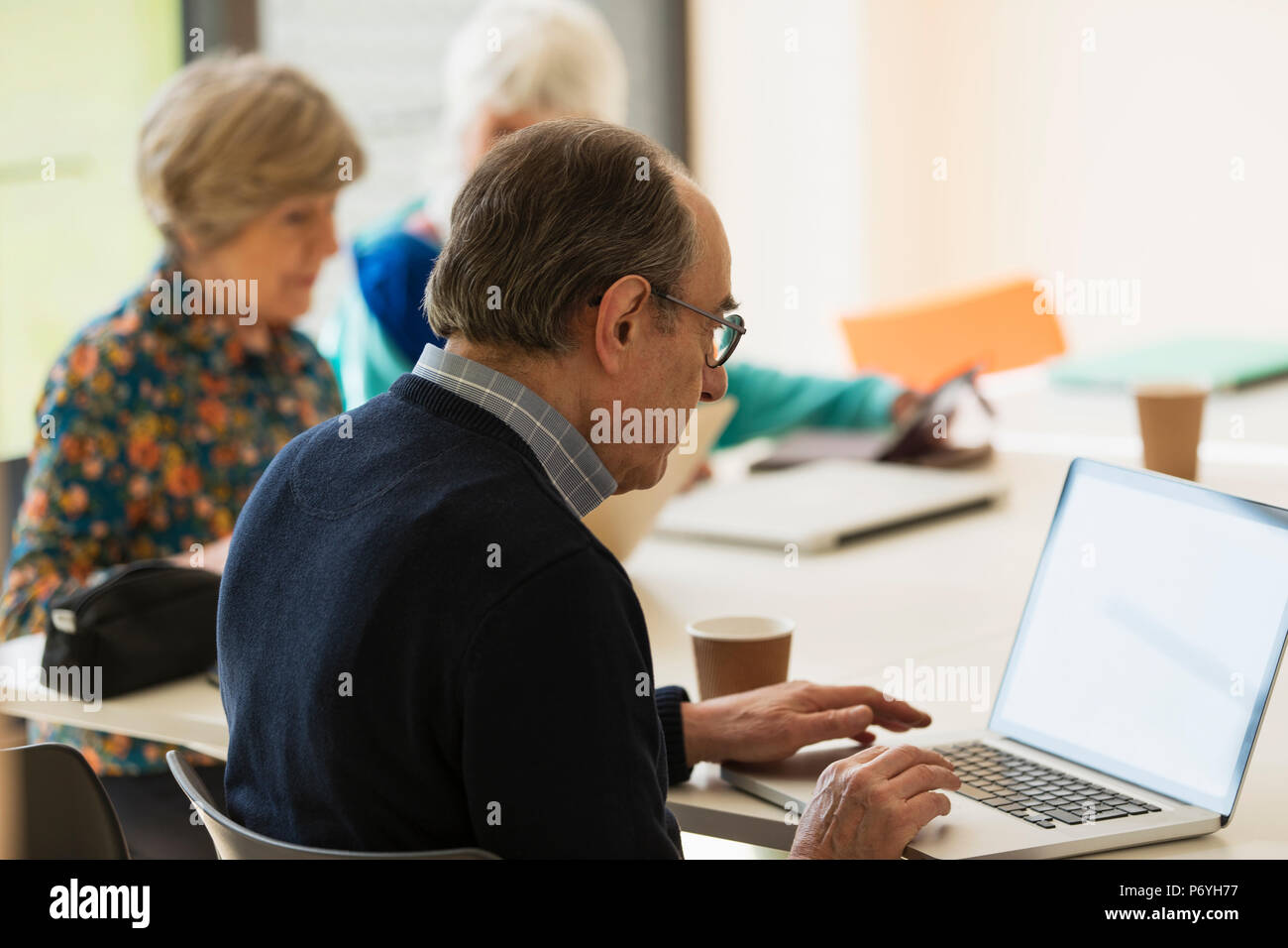Imprenditore Senior utilizzando laptop in riunione Foto Stock