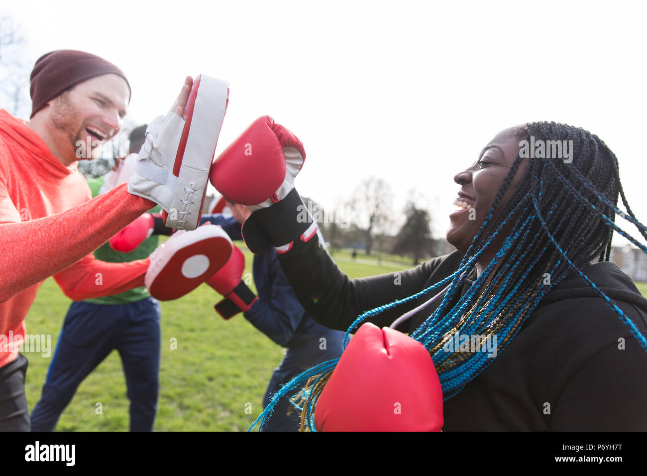 Amici entusiasti boxe in posizione di parcheggio Foto Stock